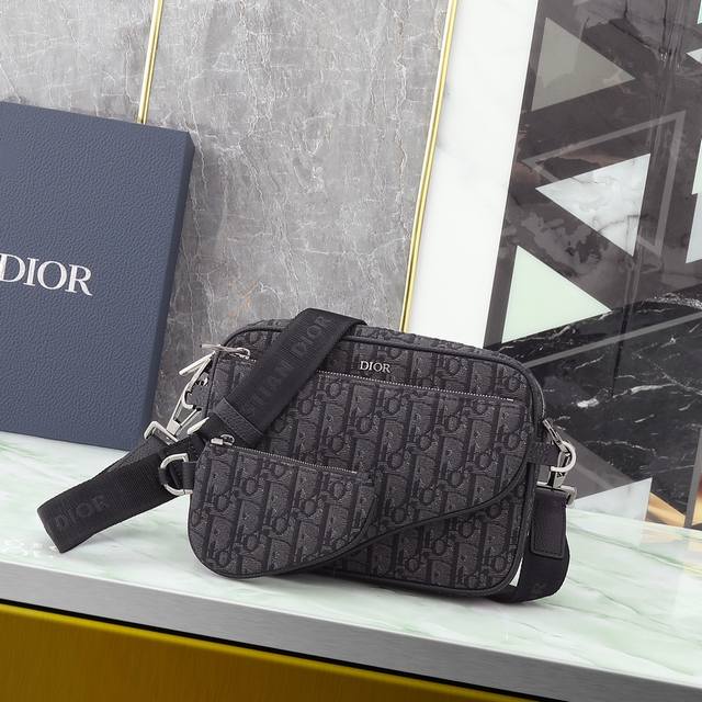 This Saddle Three-Piece Handbag Is A New Addition To The 2023 Fall Men's Collect