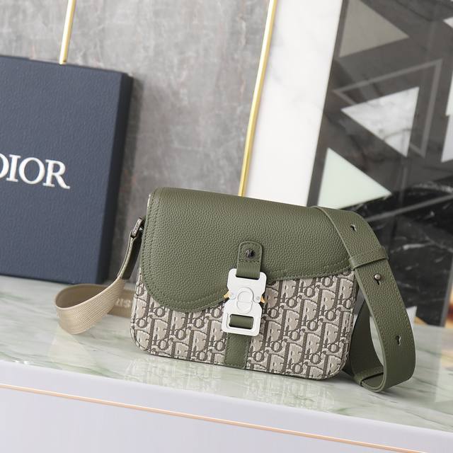 This Small Saddle Messenger Bag Features A Flap Design, Compact And Fashionable.