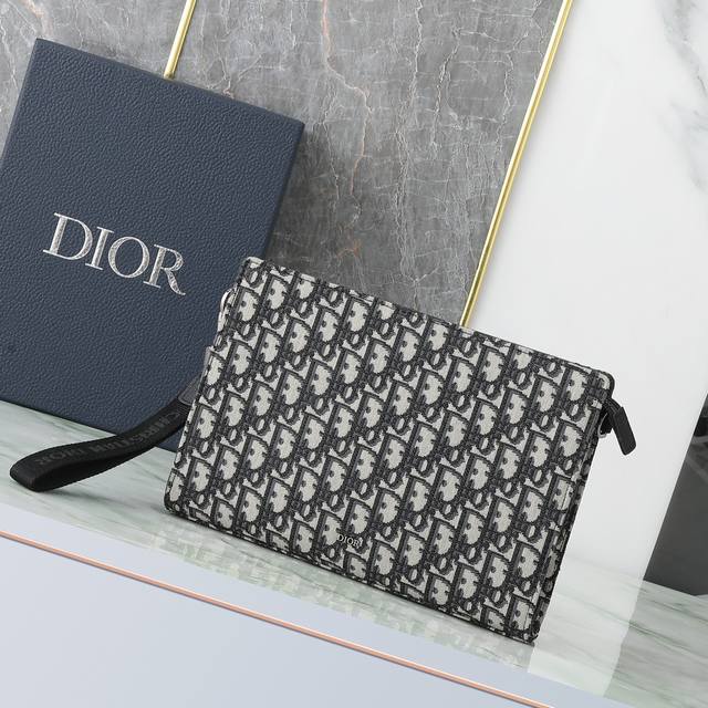 A5 Triangle Clutch Bag In Beige And Black Oblique Print P10,000 Item No.: 2Esca4