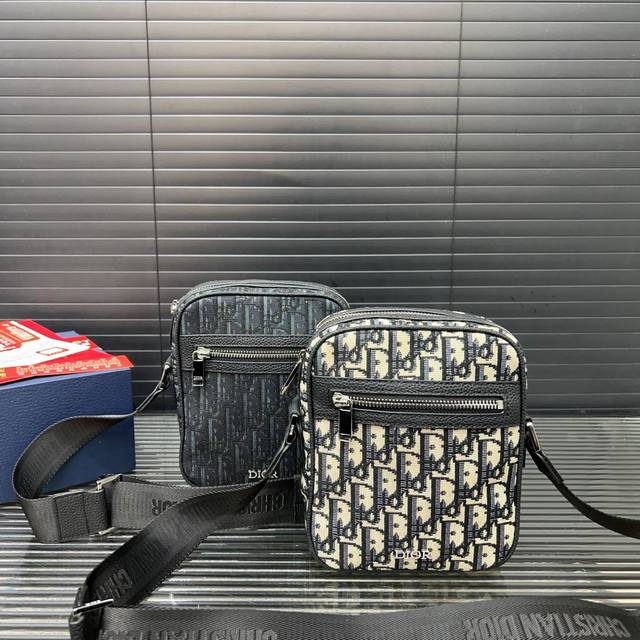 Dior Classic Oblique Monogram Print Zipper Closure Embroidered Leather Messenger