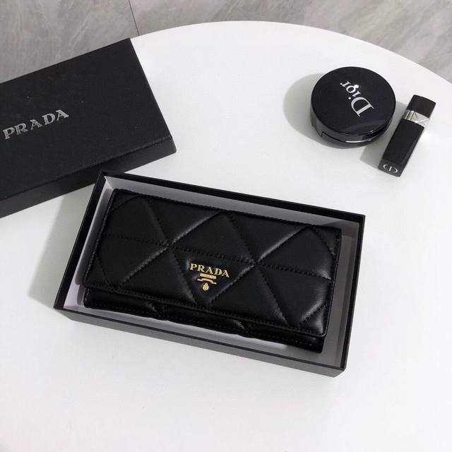 Color: Black Size: 19X10 Cm Prada's Best-Selling Original Lambskin Two-Fold Wall