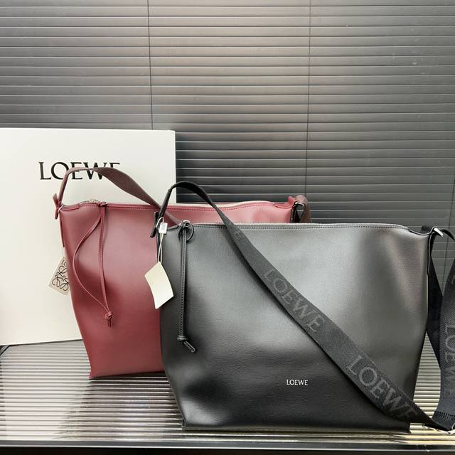 Loewe Loewe Large Cubi Top-Grain Leather Single-Shoulder Crossbody Bag, Laptop B