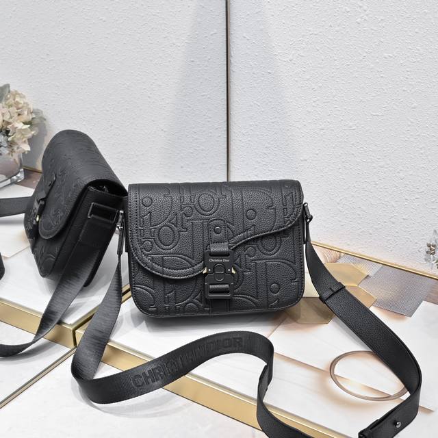 Embossed Edition This Mini Saddle Messenger Bag Is Sleek And Fashionable. Crafte