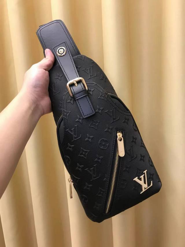 V-Style 962-4 New V-Style Chest Bag, Made With Imported Top-Grain Cowhide, Extre