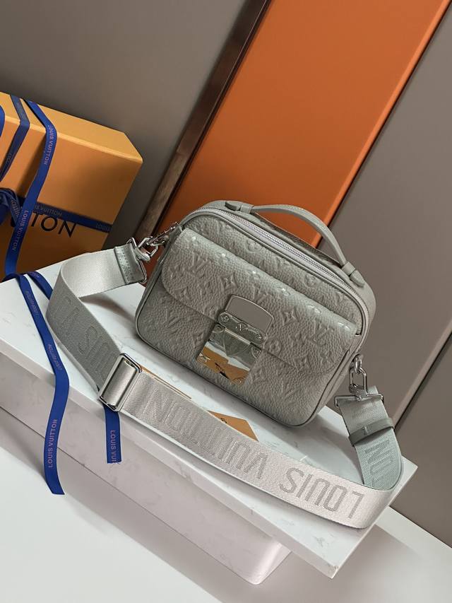Top-Tier Authentic M23152 This S Lock Messenger Bag Is Crafted From Soft Taurill
