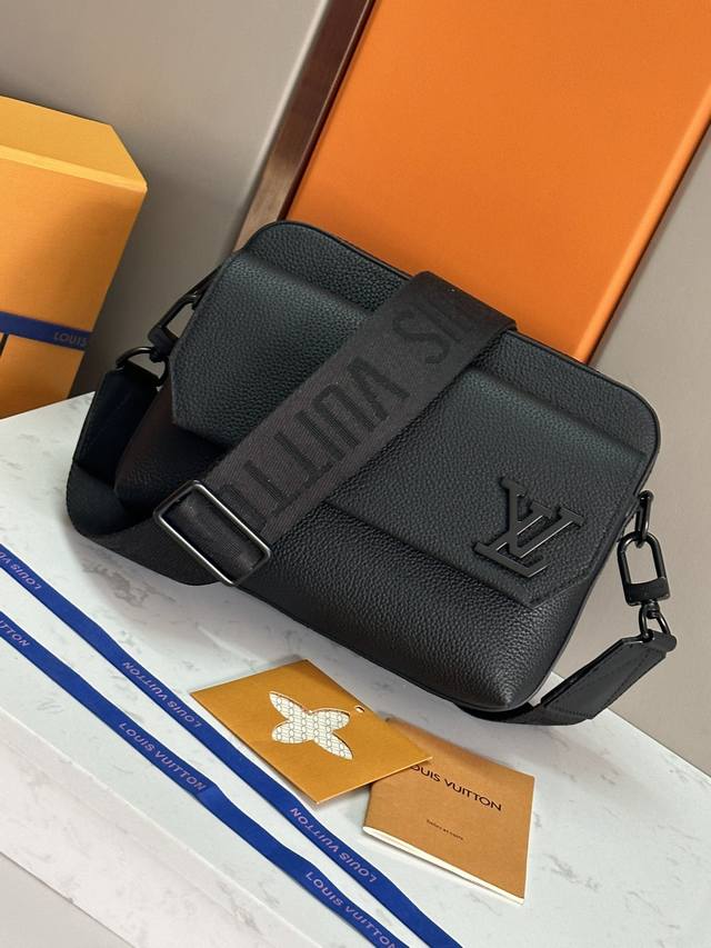 Original Leather Fastline Messenger Bag M22482 In Black. This Fastline Messenger