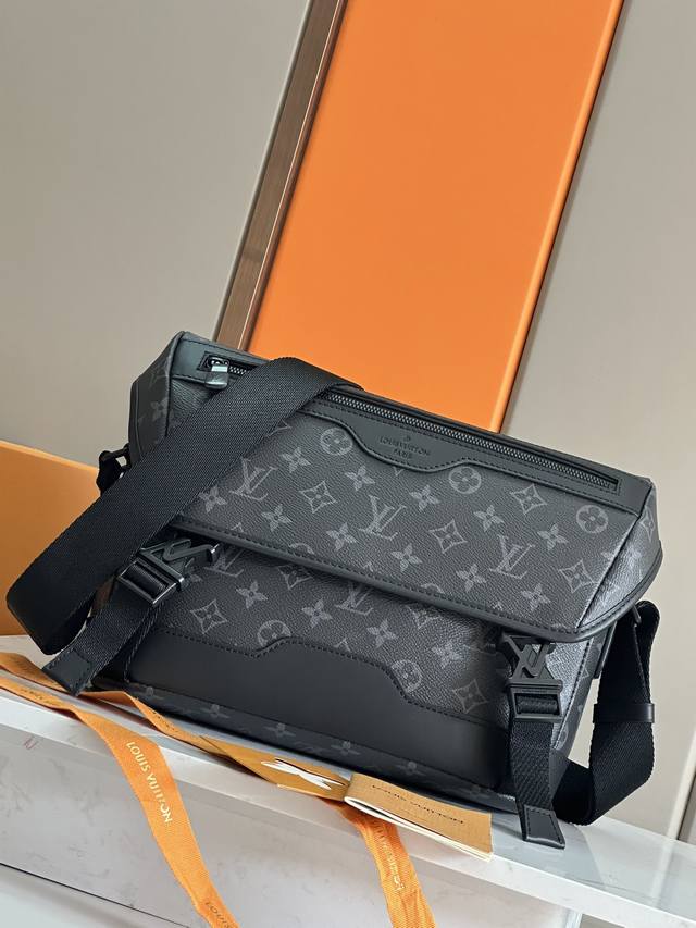 Top-Grade Original Messenger Voyager Messenger Bag. M12517 Black Flower Inspired