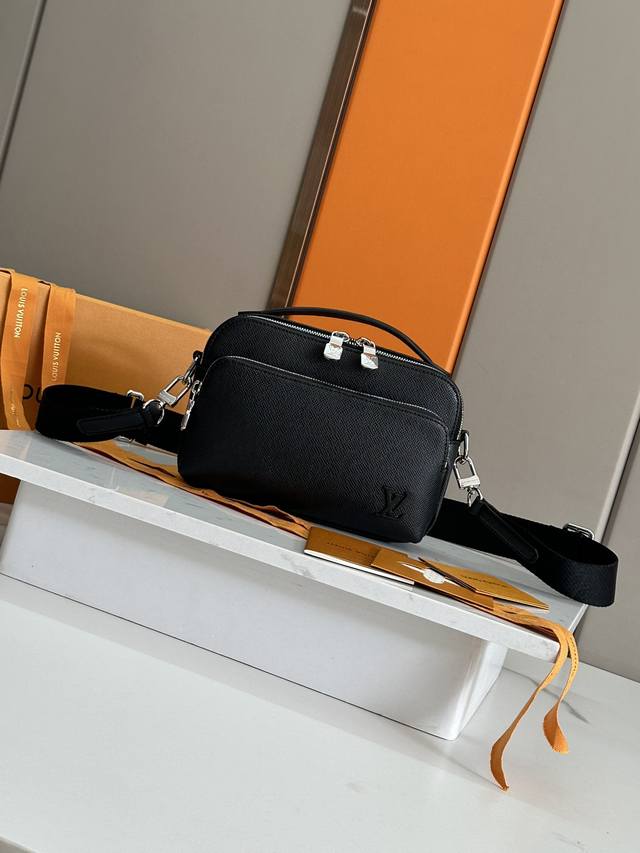Top-Tier Authentic Development, Full Steel Hardware. The District Small Messenge