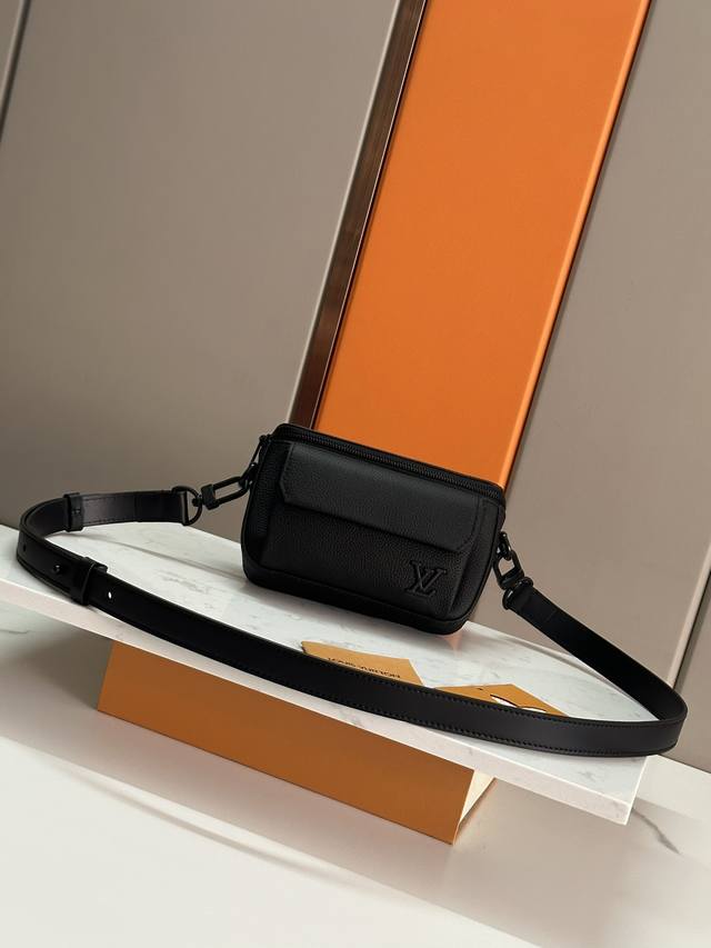 Top-Tier Authentic Original Design, This Pilot Mini Handbag Is Crafted From Grai