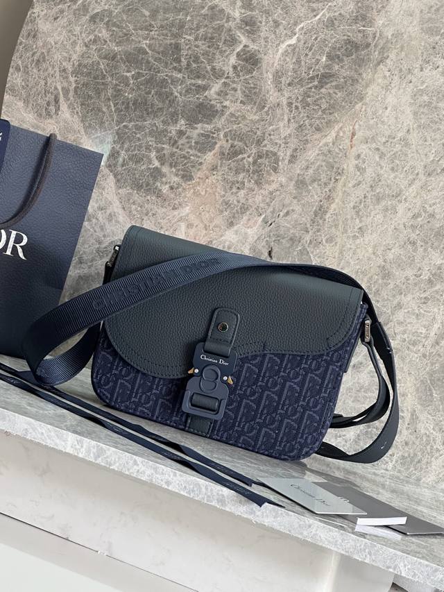 This Compact Saddle Messenger Bag Features A Flap Design, Sleek And Fashionable.
