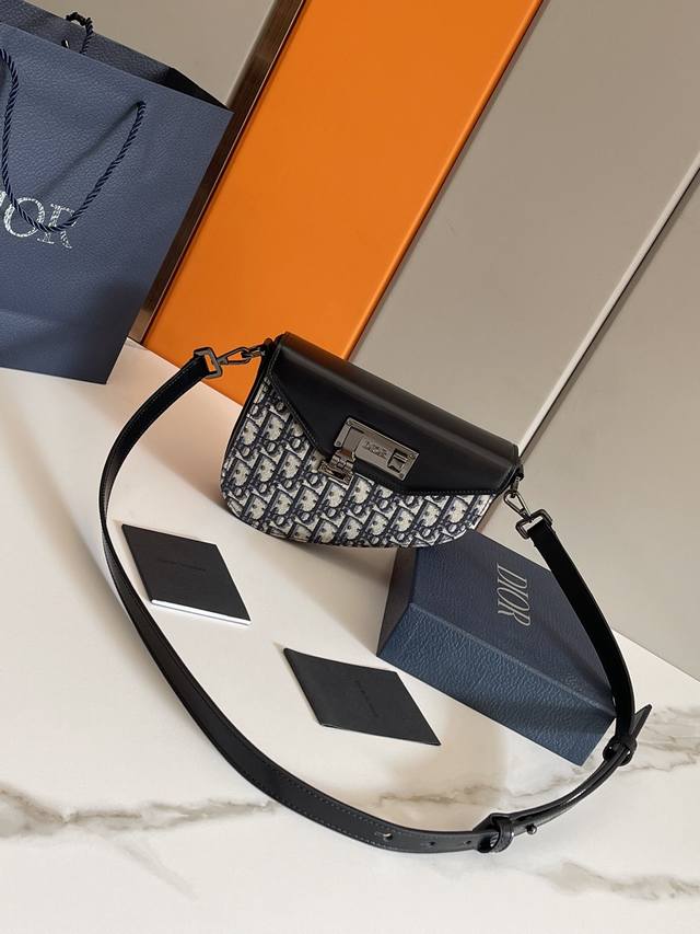 This Messenger Bag Is Classic And Elegant, Exuding Individual Charm. Crafted Fro