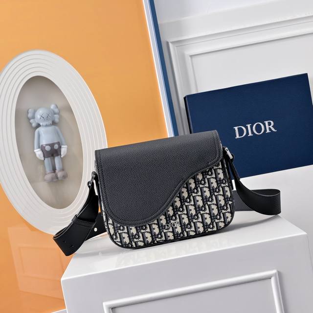 With Full Folding Gift Box Di.Or Mini Saddle Messenger Bag, Sleek And Fashionabl