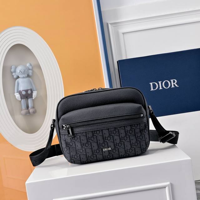 Comes With A Full Set Of Foldable Gift Boxes. This Saddle-Shaped Clutch Bag With