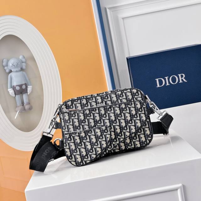 Comes With A Full Set Of Folding Gift Boxes. This Saddle Three-Piece Handbag Is