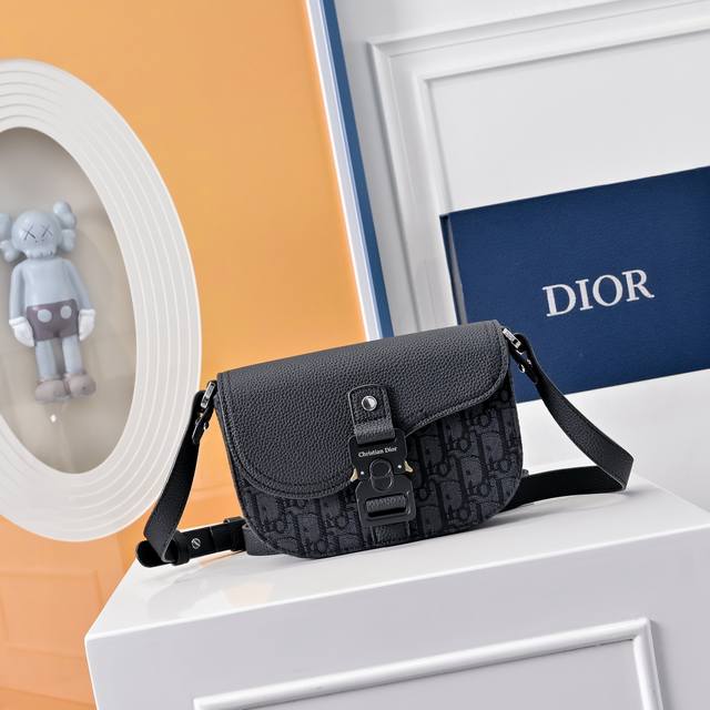 Comes With A Full Set Of Foldable Gift Boxes. This Saddle-Shaped Clutch Bag With