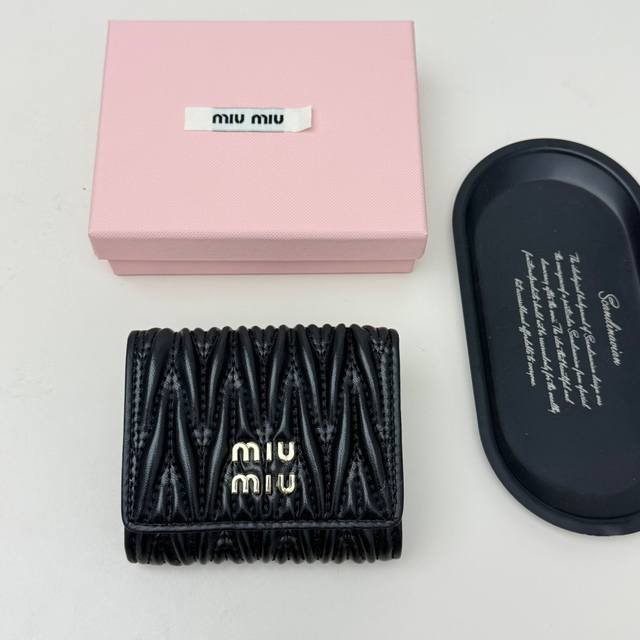 Brand: Miumiu 791 Color: Black, Pink, Blue Size: 11.5*10*3 Miumiu Flagship Store