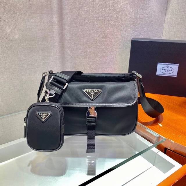 New Mailbag 2Vh133 This Shoulder Bag Features A Front Flap, Crafted From Iconic