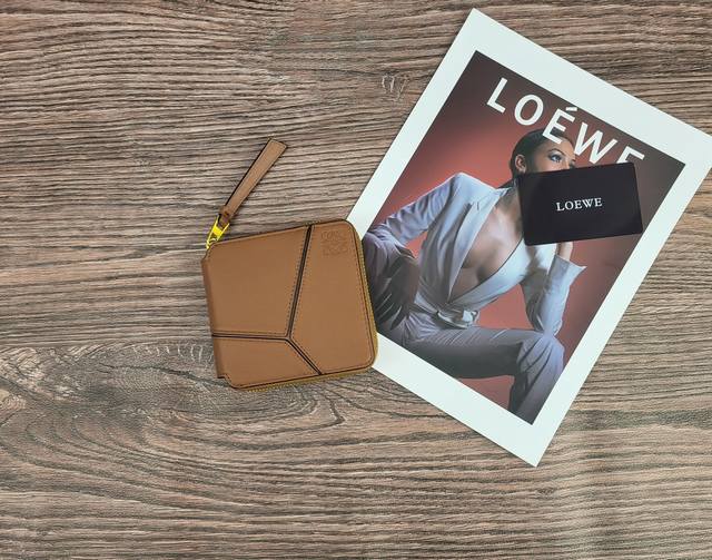 Model: L1129 Color: Earth Yellow Dimensions: 10.5 X 11.5