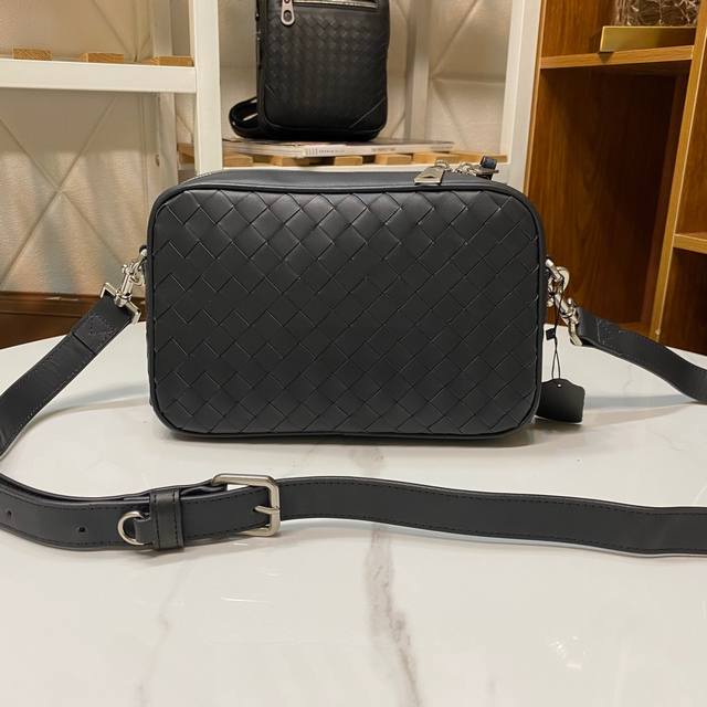 Crossbody And Handheld Two-In-One Bvlntrecciato Woven Leather Crossbody Bag With