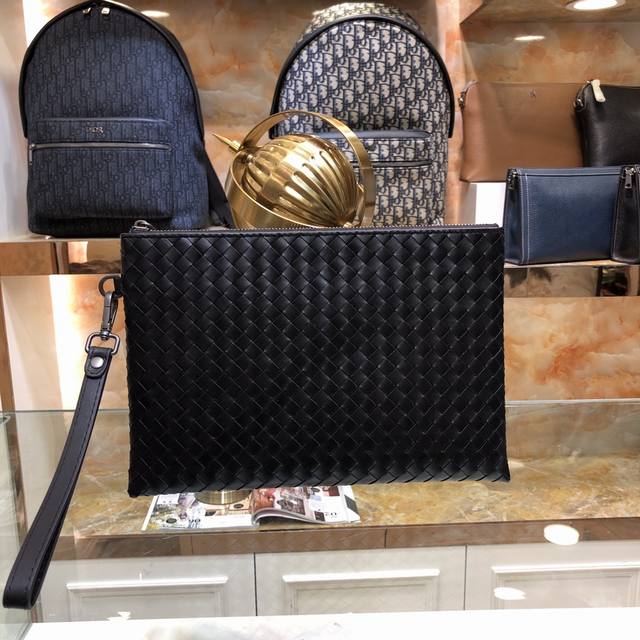 With Box Bv Men's Handbag Follows Traditional Craftsmanship, Using Waxed Leather