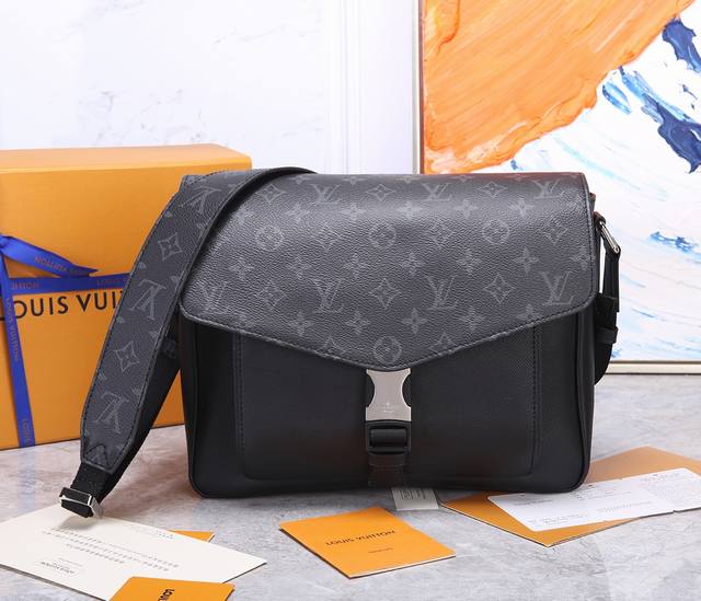 Top-Grade Original M30746 Black Flower New Messenger Bag The New Messenger Bag M