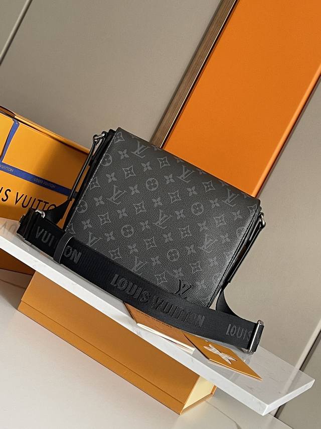 Top-Grade Original Design, Full Steel Hardware. This District Small Messenger Ba