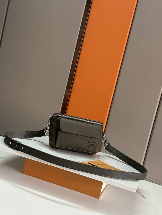 Top-Tier Authentic Design, Full Steel Hardware. This Pilot Mini Handbag Is Craft