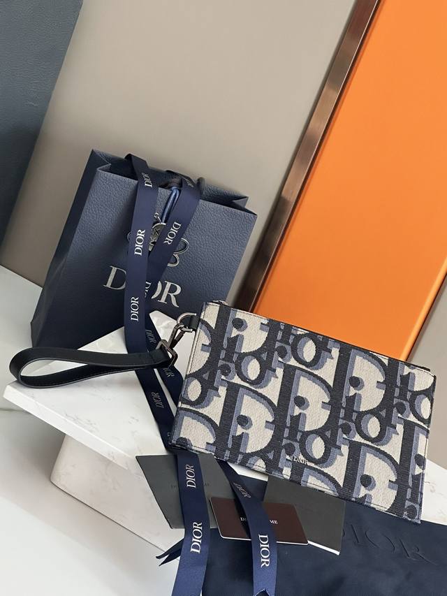 This A5 Clutch Is An Elegant And Minimalist Accessory. Crafted From Beige And Bl