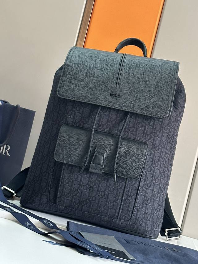 This Motion Backpack Is Elegant And Refined. Its Minimalist Design Exudes Contem