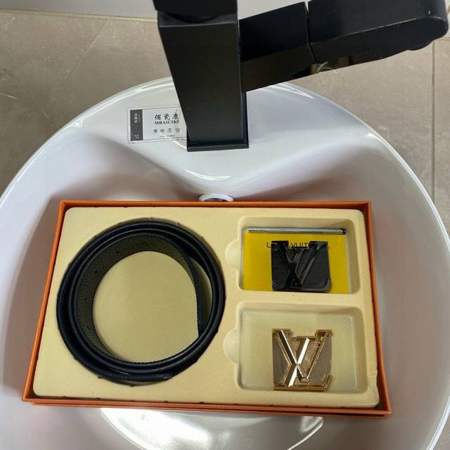 Louis Vuitton Premium Edition Double Buckle Gift Box Set Includes Gift Box Avail