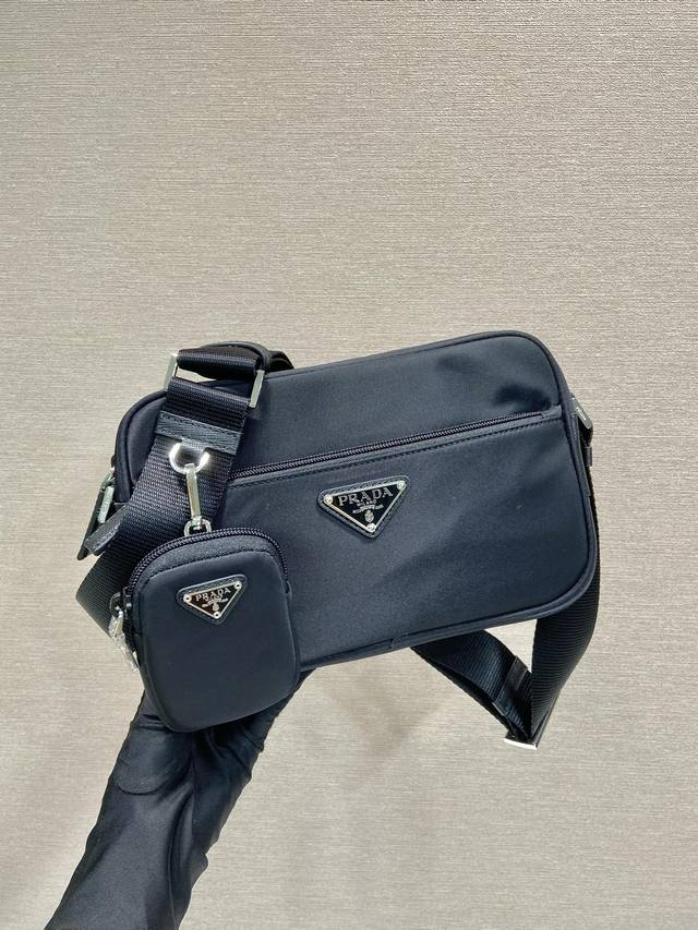 New 3-In-1 1Bc167 This Rectangular Shoulder Bag Features A Compact Design With A