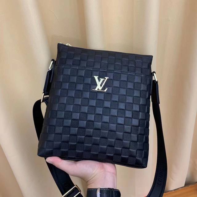 New Arrival: Lv Crossbody Bag Made From Italian Imported Cowhide Leather, Top-Ti