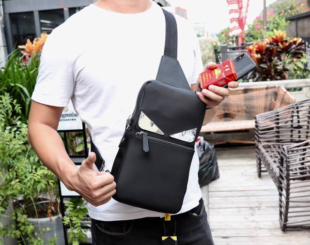 Model: 33252-1 Fendi Fendi Little Monster Rectangular Backpack Men's Crossbody C
