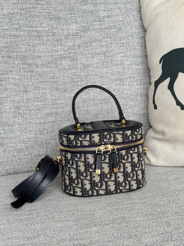 Makeup Box - Extra Large Embossed High-End Design Oval Shape With A Retro Touch