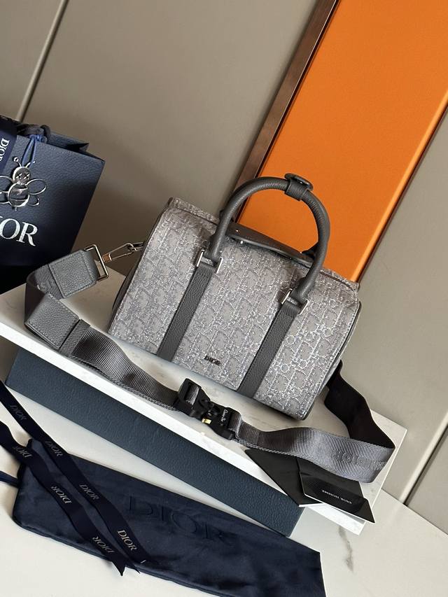 This Dio Lingot 26 Handbag Is A New Addition To This Season's Collection, Combin