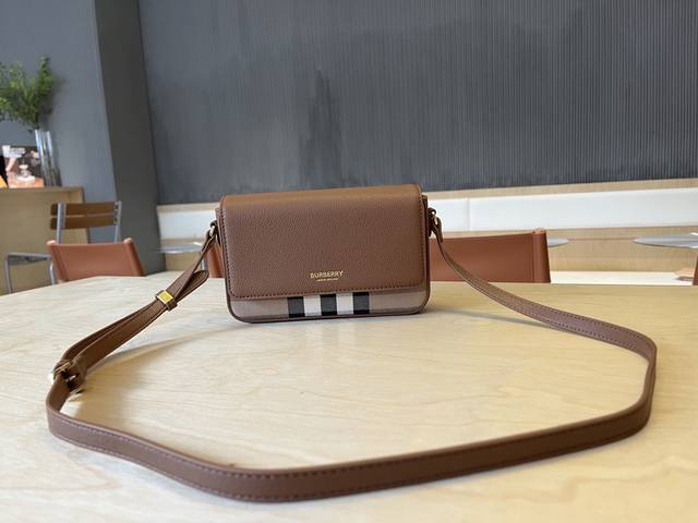 Bb A Sleek Crossbody Bag Crafted From Italian-Tanned Grain Leather And Vintage-I