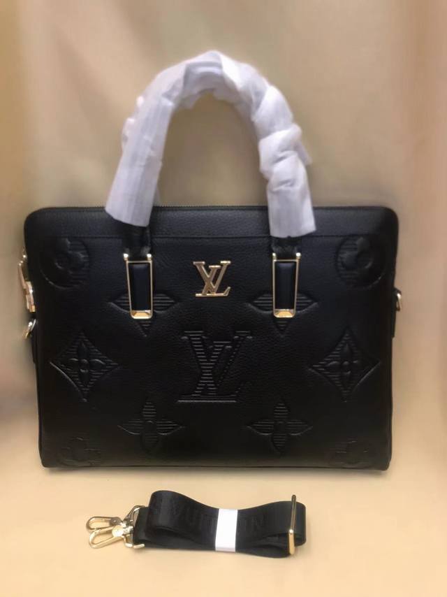 V Home's Latest Men's Handheld + Crossbody 2-In-1 Briefcase, Challenging The Fla