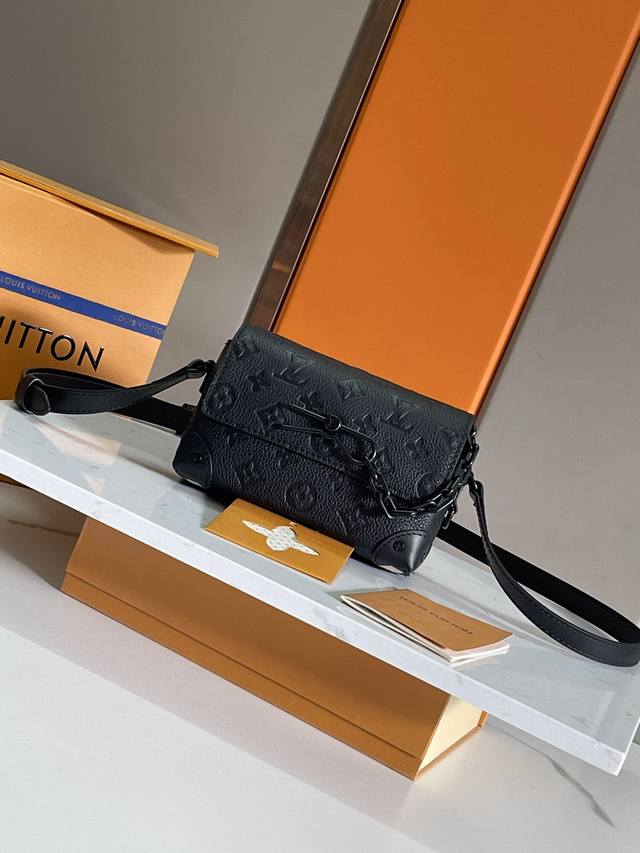 Top-Tier Original Design, Full Steel Hardware. This Steamer Mini Handbag Feature