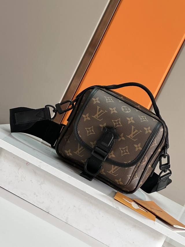 Top-Tier Original Design, This Quest Messenger Bag Is Crafted From Monogram Maca