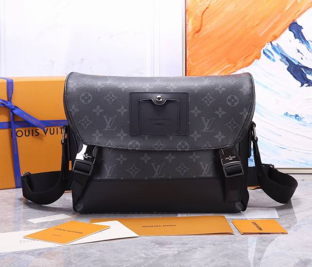 Authentic Quality, Authentic Laser-Cut Hardware, This Messenger Pm Voyager Small