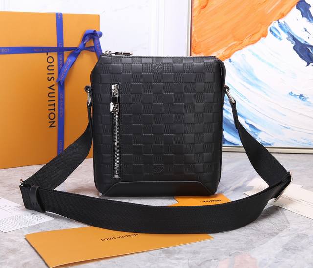 Top-Grade Original N40122 Leather-Pressed Checkered Pattern. This Apollo Shoulde