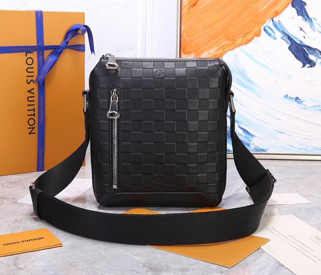 Top-Grade Original N42418 Leather-Pressed Check Pattern. This Apollo Shoulder Ba