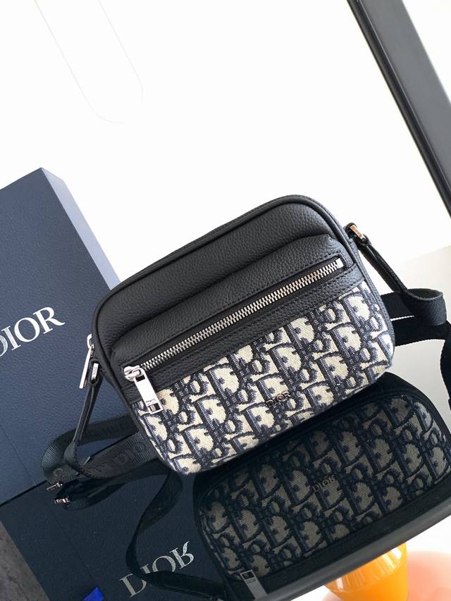 This Rider 2.0 Zipper Messenger Bag Is A New Addition To The 2024 Winter Men's C