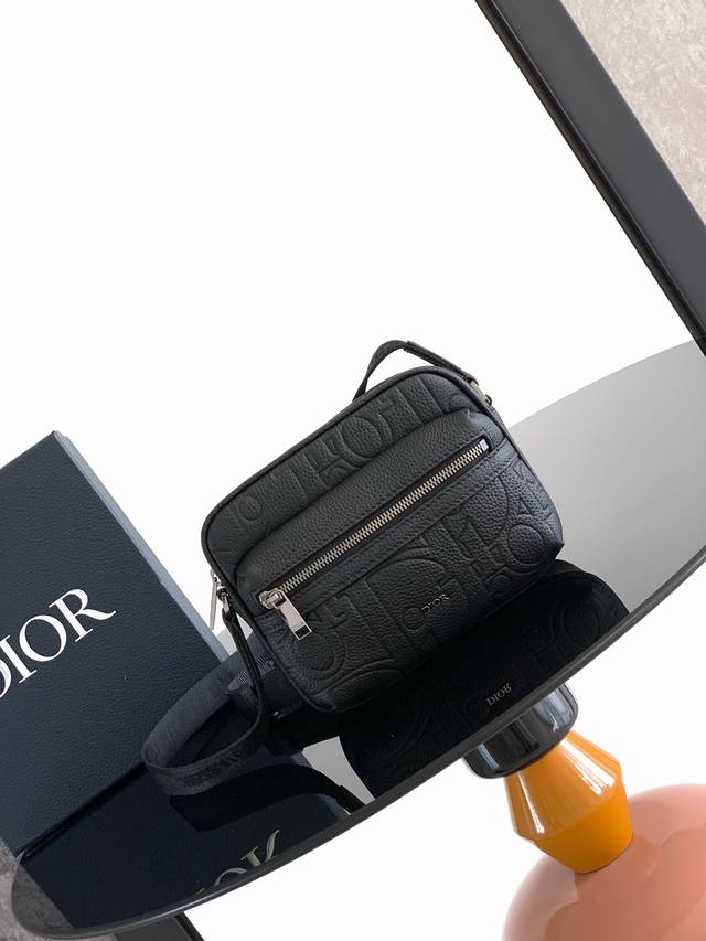 This Rider 2.0 Zipper Messenger Bag Is Practical And Elegant, Making It An Ideal