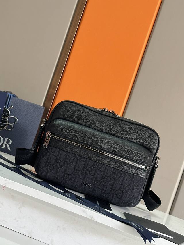 This Rider 2.0 Zipper Messenger Bag Is A New Addition To The 2024 Fall Men's Col