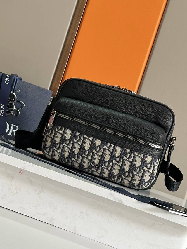 This Rider 2.0 Zipper Messenger Bag Is A New Addition To The 2024 Fall Men's Col