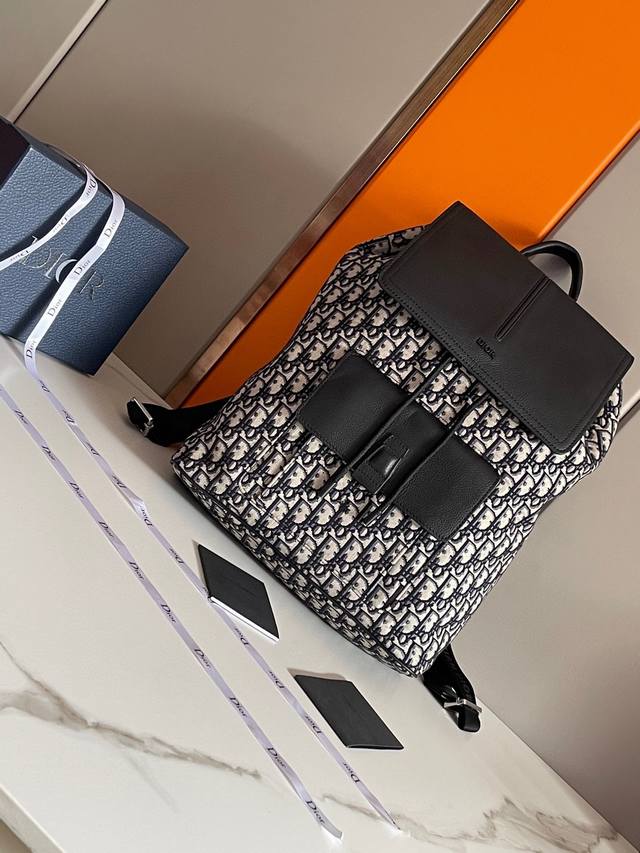 This Motion Backpack Is Elegant And Refined. Its Minimalist Design Embodies Cont
