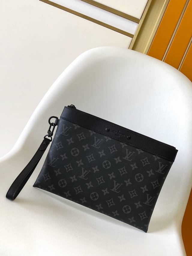 163C01 Chip, Top-Grain Cowhide Leather, Premium Genuine Leather M81569 Black Flo