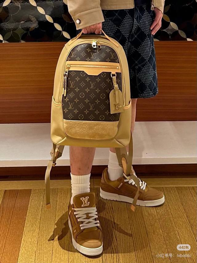 M12624 Outdoor Backpack Combines Velvet-Textured Grain Leather And Monogram Canv