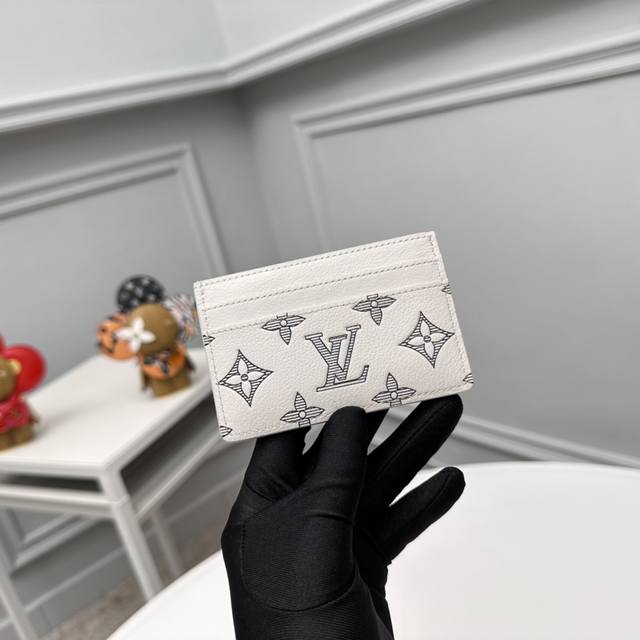 Factory Price Top-Grade Original M83699 Beige This Elegant Business Card Holder